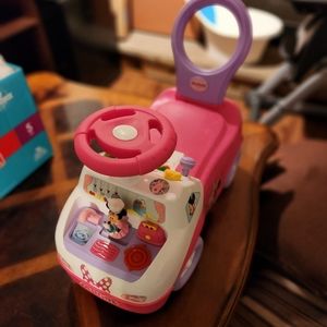 Mini mouse ride on toy